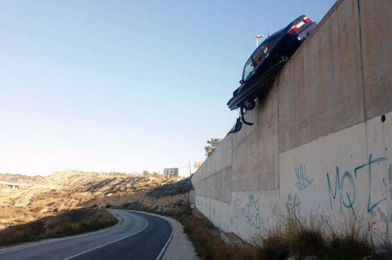 Accidente en la rotonda de acceso de la Ronda Oeste de Elche