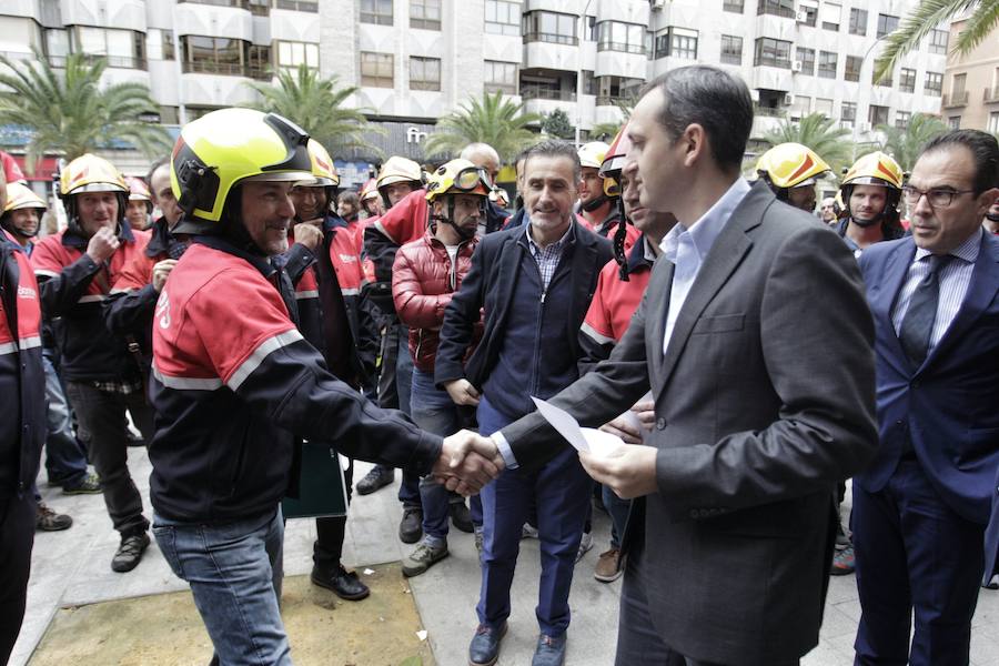 Protesta de los bomberos frente a la Diputación