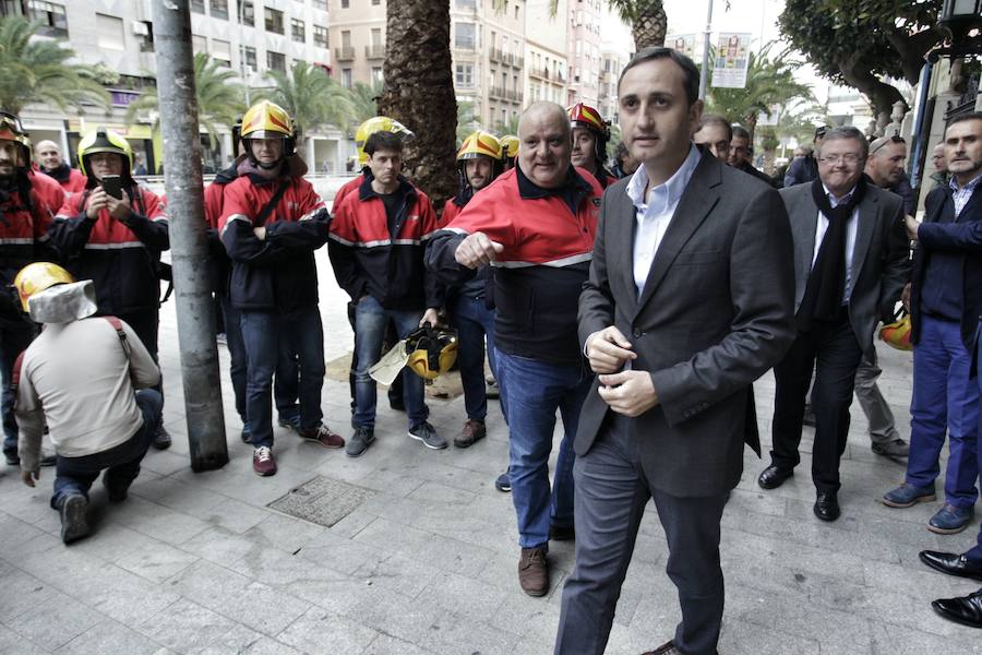 Protesta de los bomberos frente a la Diputación