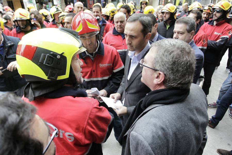 Protesta de los bomberos frente a la Diputación