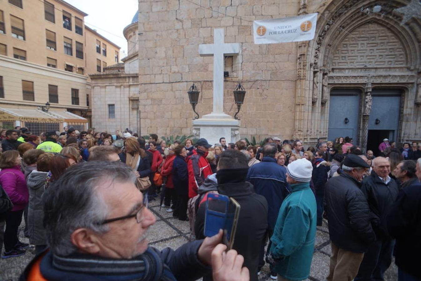 Una nueva manifestación frena el segundo intento de quitar la Cruz de los Caídos de Callosa