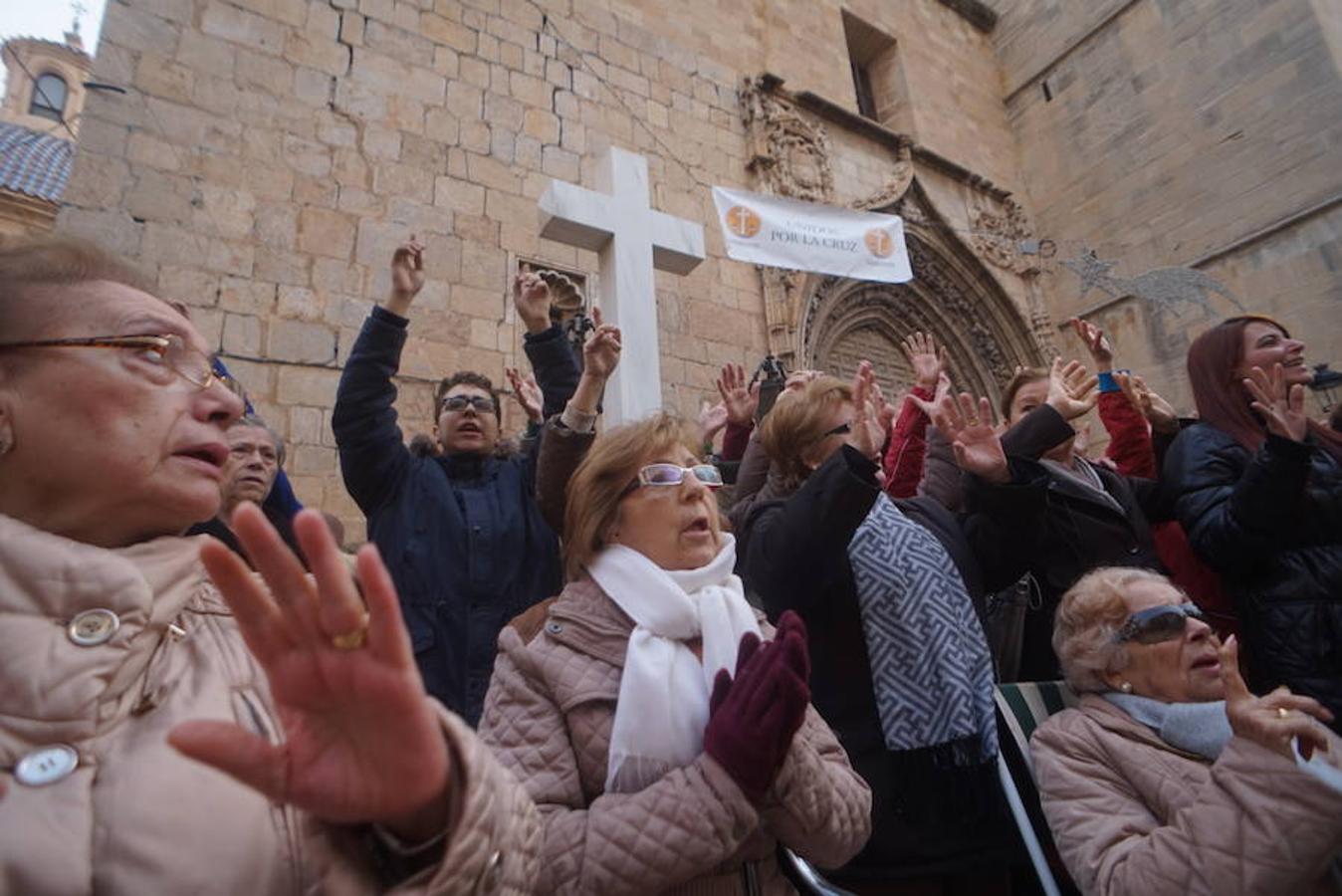 Una nueva manifestación frena el segundo intento de quitar la Cruz de los Caídos de Callosa