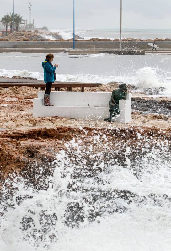 El temporal obliga a desalojar a varios vecinos en Torrevieja