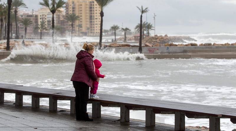El temporal obliga a desalojar a varios vecinos en Torrevieja
