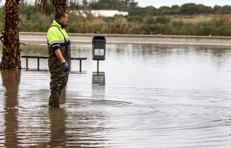 El temporal obliga a desalojar a varios vecinos en Torrevieja
