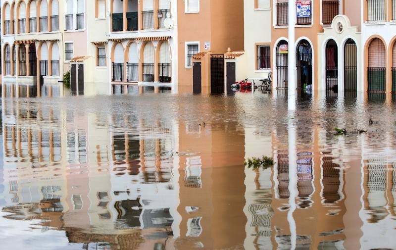 El temporal obliga a desalojar a varios vecinos en Torrevieja