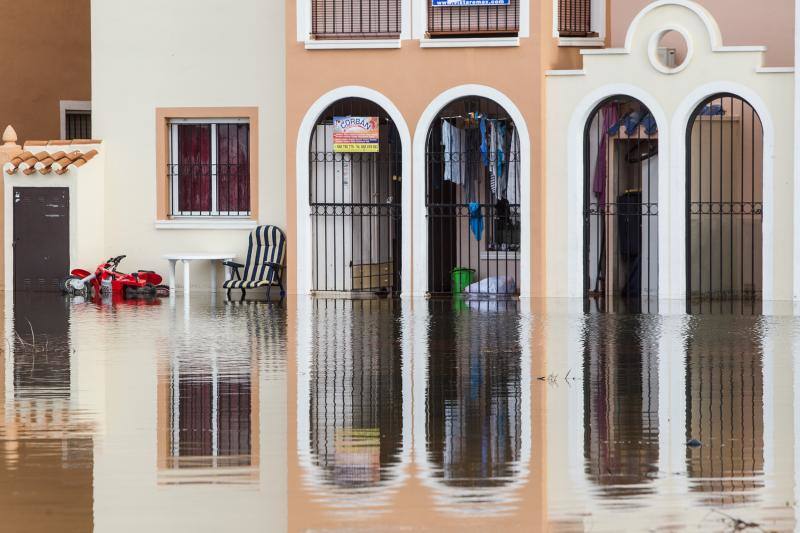 El temporal obliga a desalojar a varios vecinos en Torrevieja
