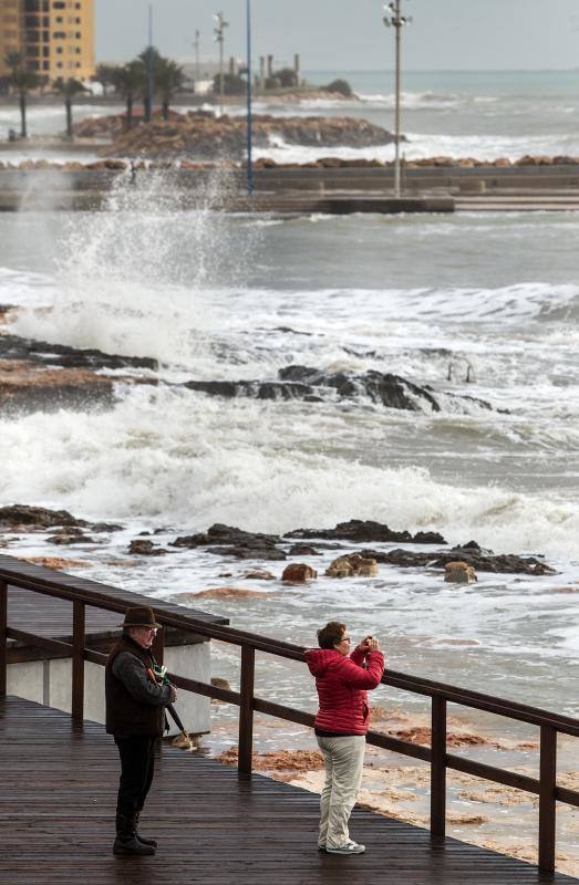 El temporal obliga a desalojar a varios vecinos en Torrevieja