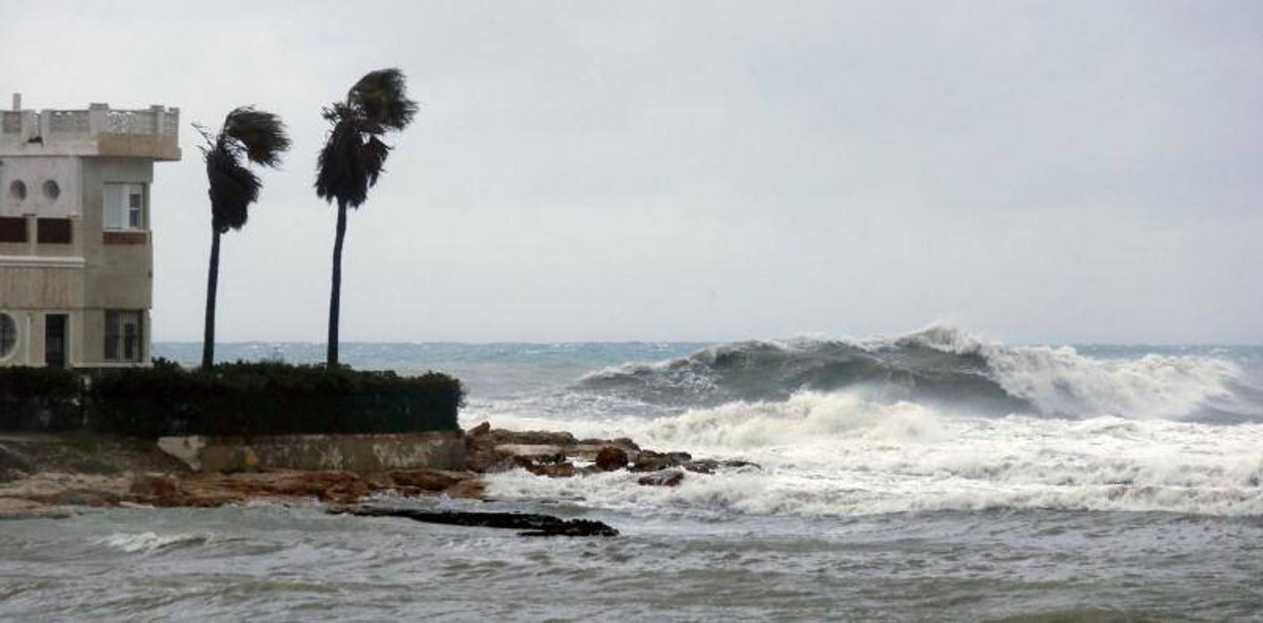 El temporal obliga a desalojar a varios vecinos en Torrevieja