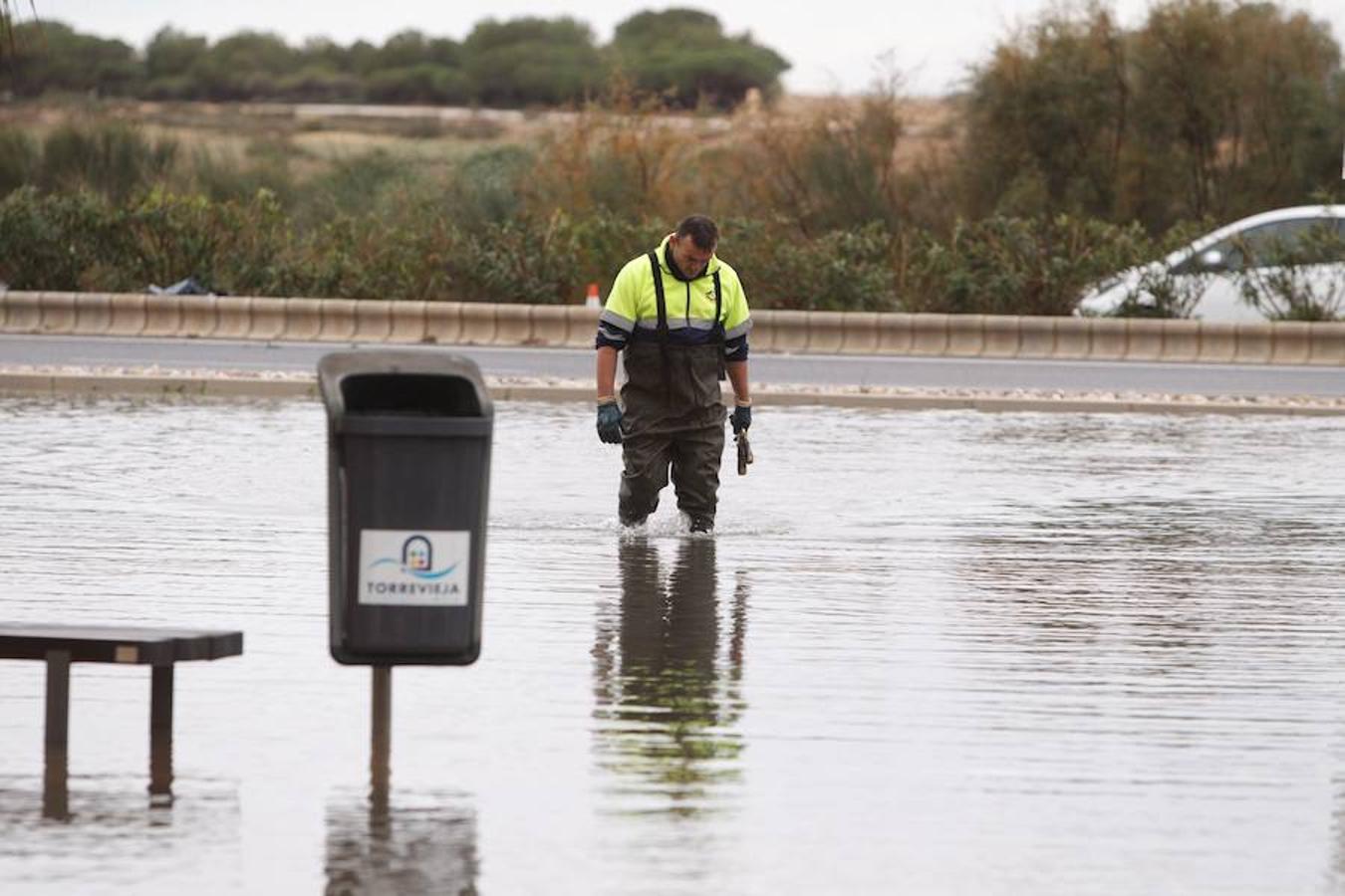 El temporal obliga a desalojar a varios vecinos en Torrevieja
