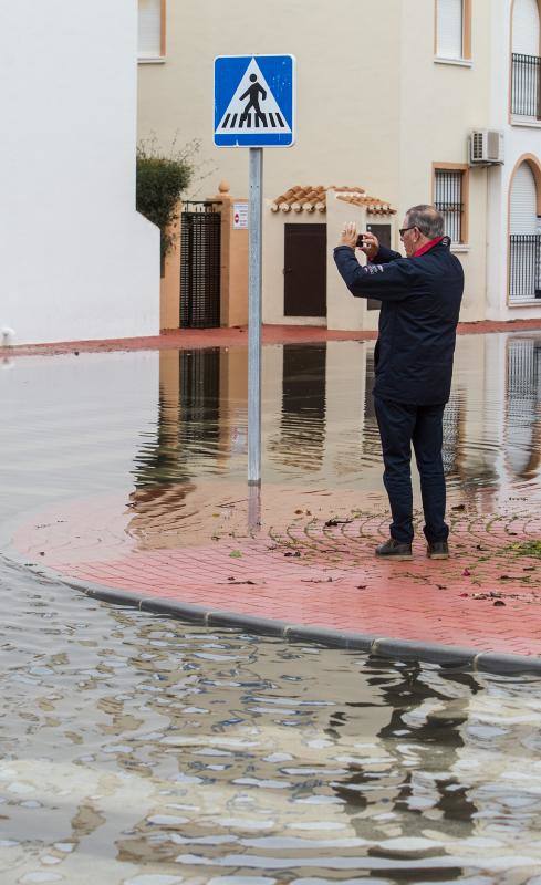 El temporal obliga a desalojar a varios vecinos en Torrevieja