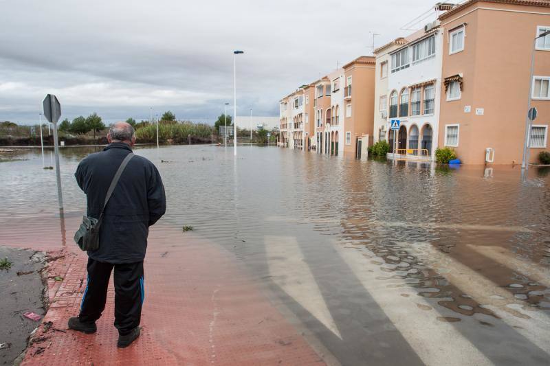 El temporal obliga a desalojar a varios vecinos en Torrevieja
