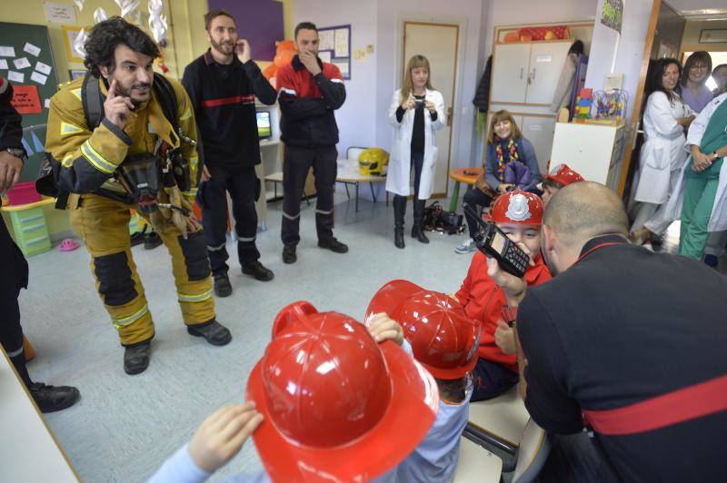 Bomberos del consorcio visitan a los niños ingresados en el General