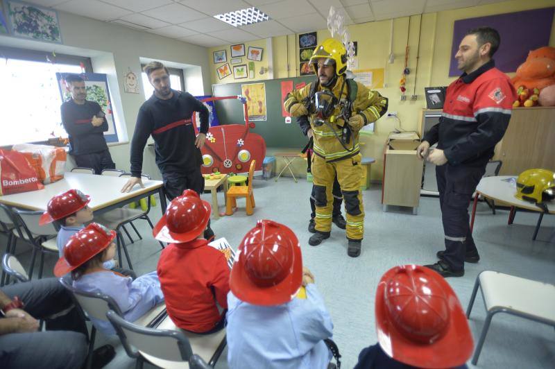 Bomberos del consorcio visitan a los niños ingresados en el General