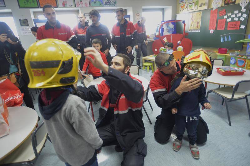 Bomberos del consorcio visitan a los niños ingresados en el General