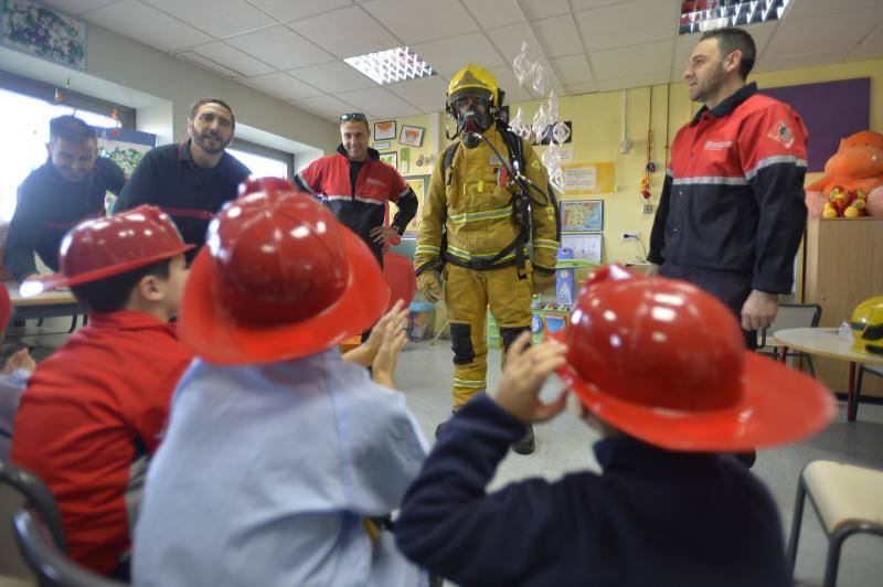 Bomberos del consorcio visitan a los niños ingresados en el General