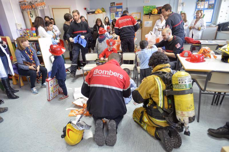 Bomberos del consorcio visitan a los niños ingresados en el General