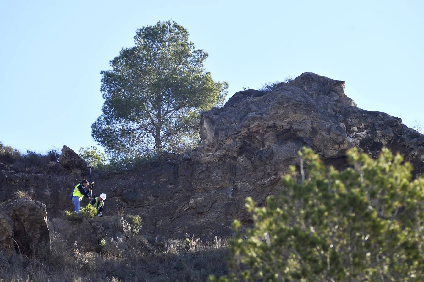 Los técnicos revisan con un dron la ladera del Miravete