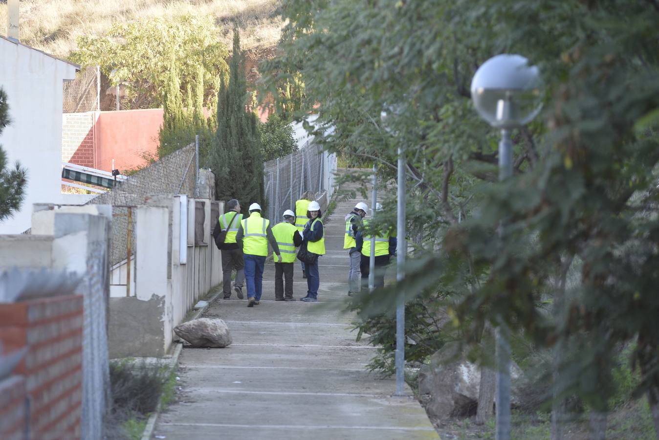 Los técnicos revisan con un dron la ladera del Miravete