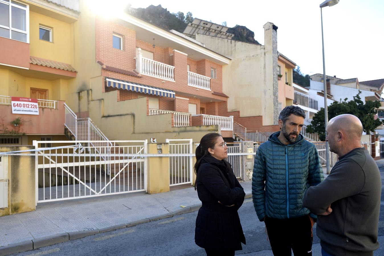 Los técnicos revisan con un dron la ladera del Miravete