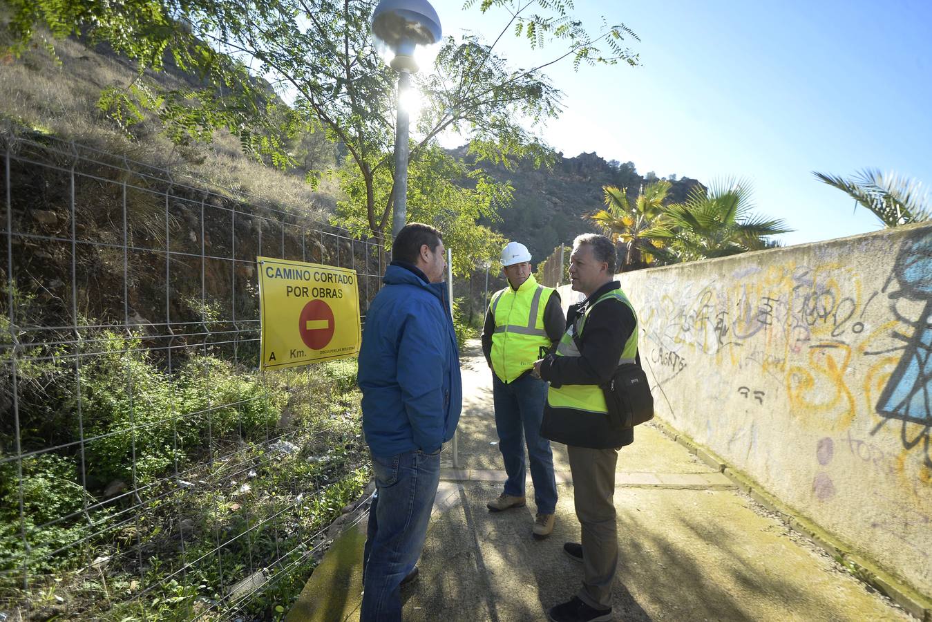 Los técnicos revisan con un dron la ladera del Miravete