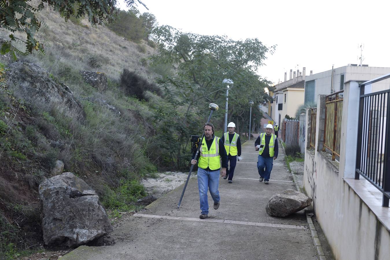 Los técnicos revisan con un dron la ladera del Miravete