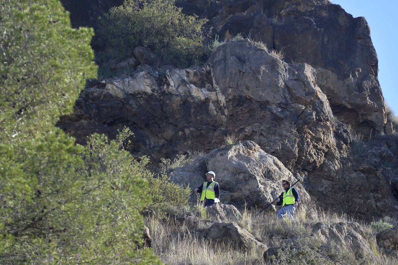 Los técnicos revisan con un dron la ladera del Miravete