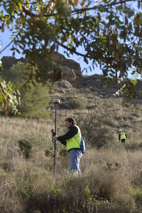 Los técnicos revisan con un dron la ladera del Miravete