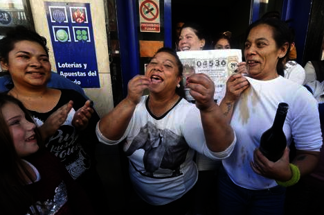 Celebración en Pinos-Puente tras ser premiados con el segundo premio.