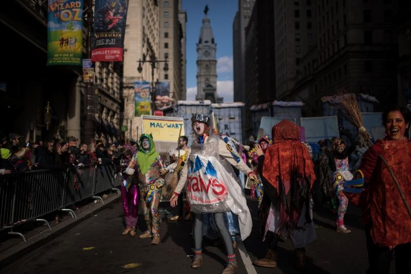 Filadelfia celebra el año con su desfile de máscaras
