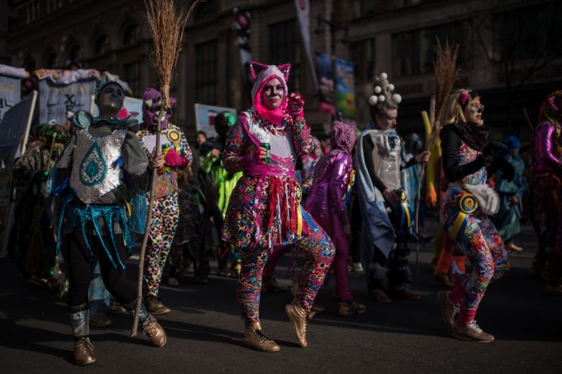 Filadelfia celebra el año con su desfile de máscaras