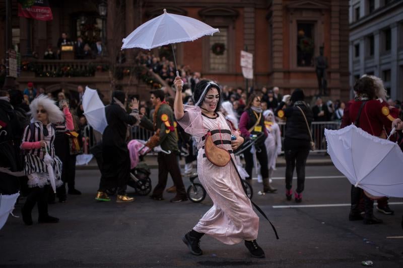 Filadelfia celebra el año con su desfile de máscaras