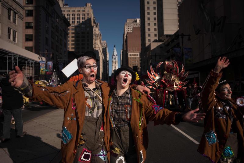 Filadelfia celebra el año con su desfile de máscaras