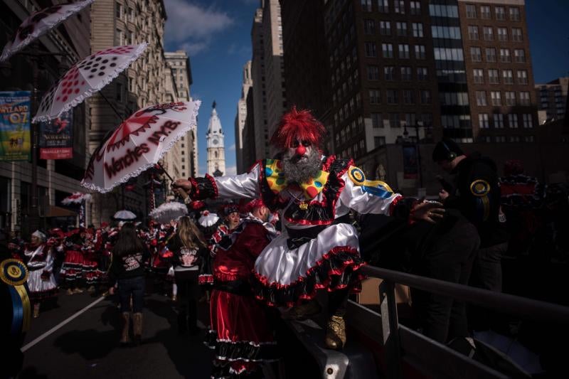 Filadelfia celebra el año con su desfile de máscaras