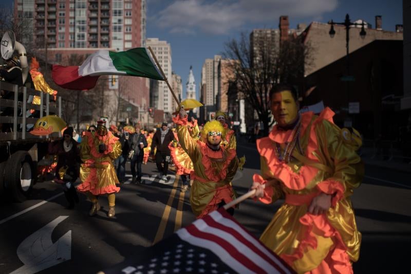 Filadelfia celebra el año con su desfile de máscaras