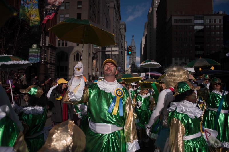Filadelfia celebra el año con su desfile de máscaras