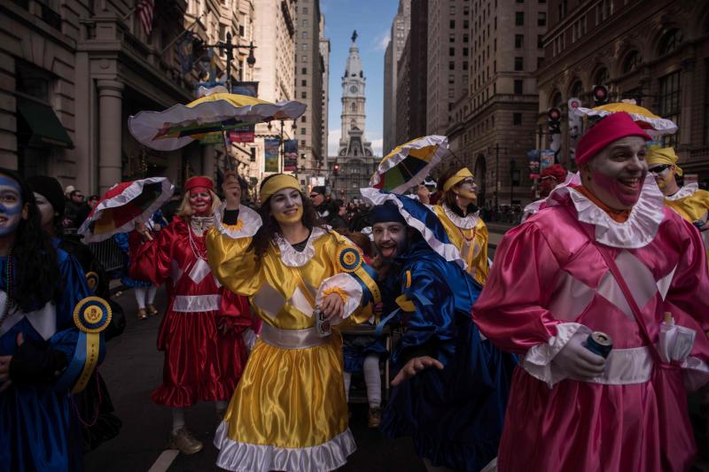 Filadelfia celebra el año con su desfile de máscaras