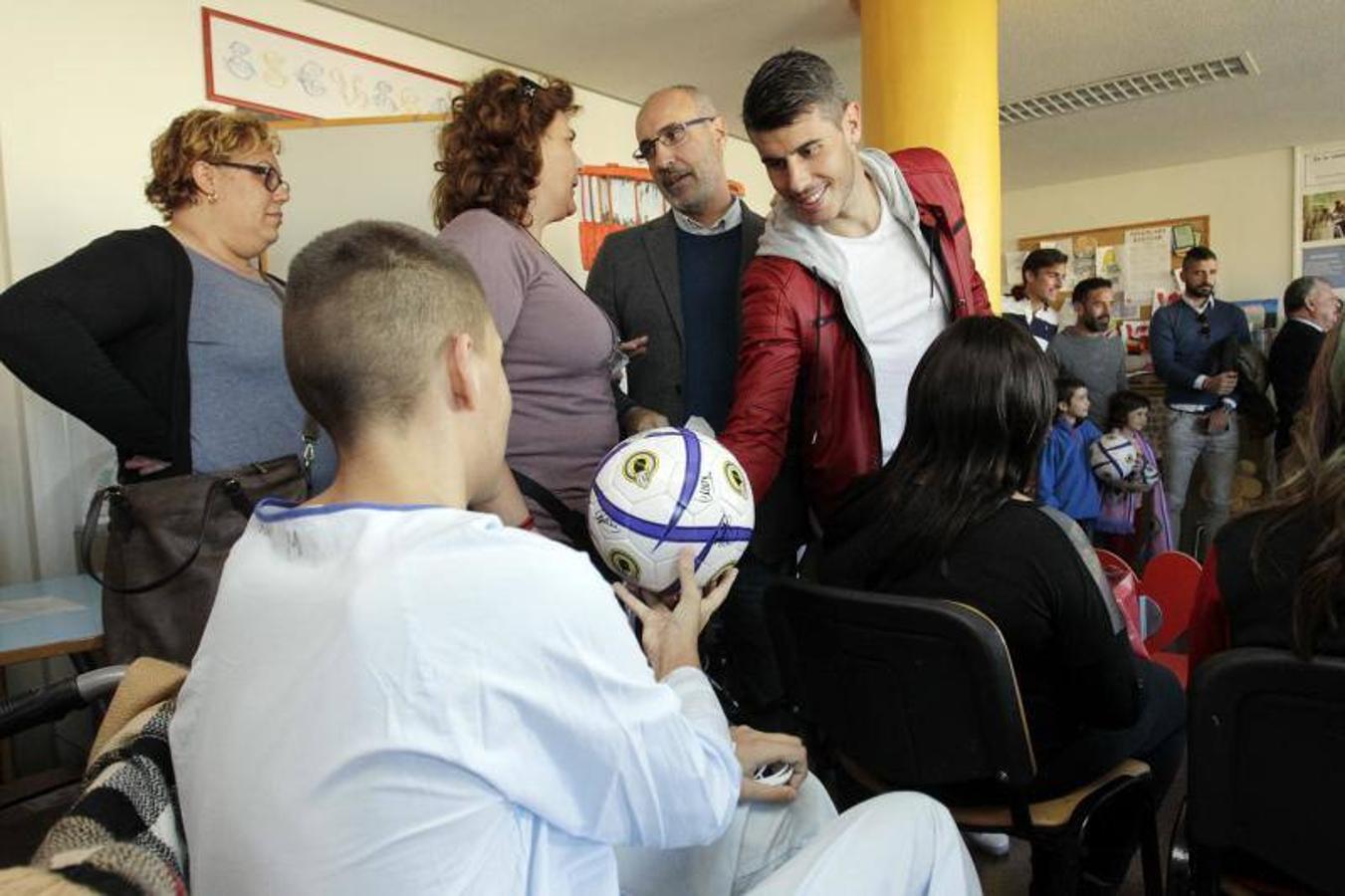 Los jugadores del Hércules visitan a los menores ingresados en el hospital