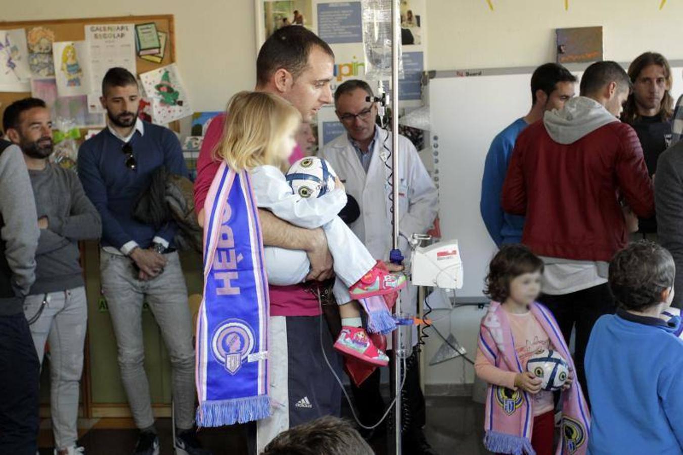 Los jugadores del Hércules visitan a los menores ingresados en el hospital