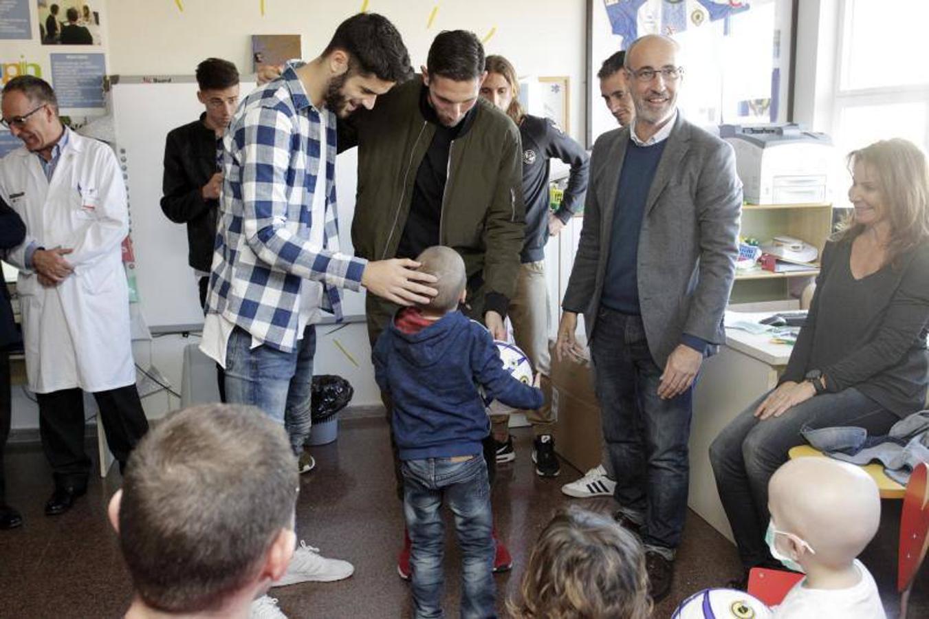 Los jugadores del Hércules visitan a los menores ingresados en el hospital