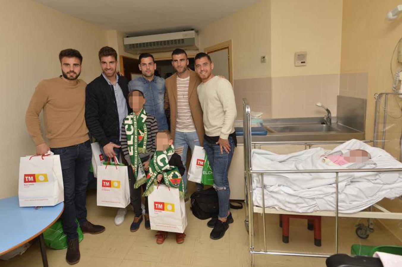 Los jugadores del Elche y la peña El Raval visitan a los menores ingresados