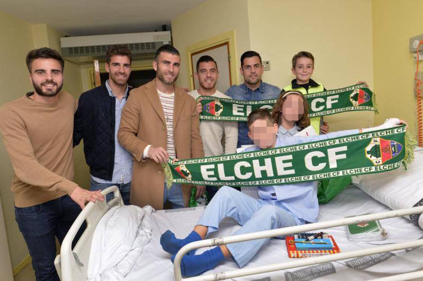 Los jugadores del Elche y la peña El Raval visitan a los menores ingresados