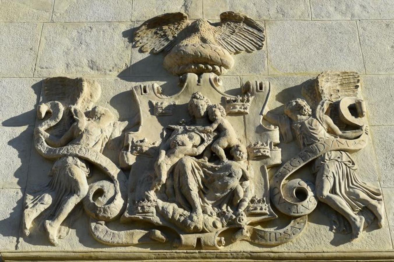 Concluye la restauración de la fachada del Almudí tras cinco meses de obras