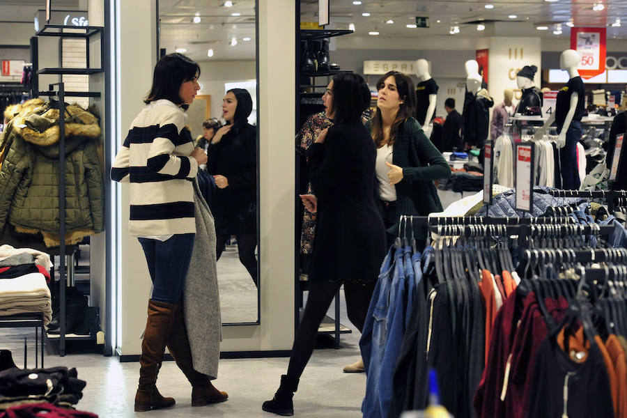 Las rebajas llenan las tiendas de Murcia