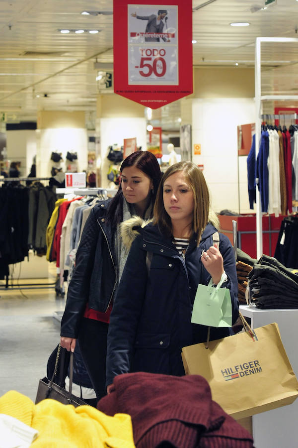 Las rebajas llenan las tiendas de Murcia