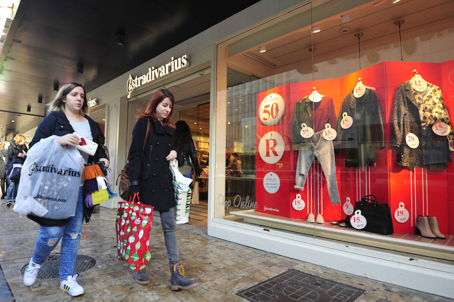 Las rebajas llenan las tiendas de Murcia