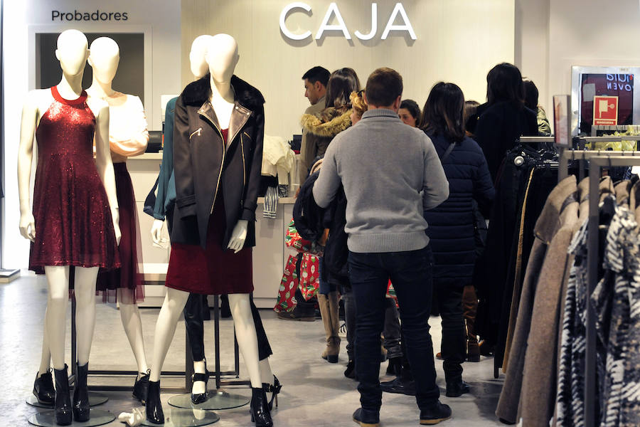 Las rebajas llenan las tiendas de Murcia