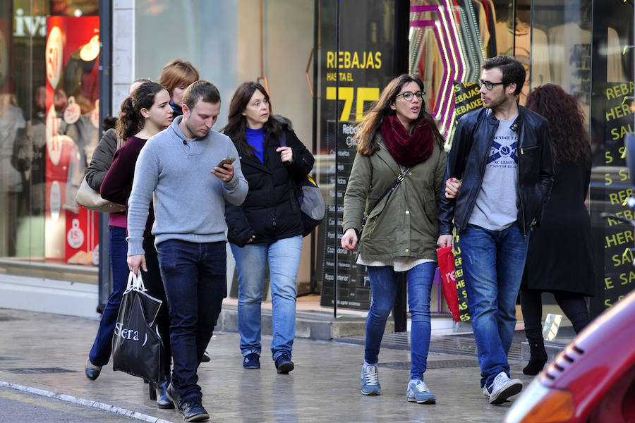 Las rebajas llenan las tiendas de Murcia