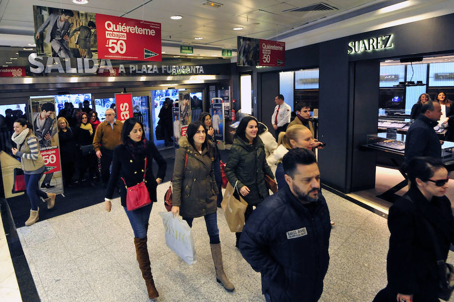 Las rebajas llenan las tiendas de Murcia