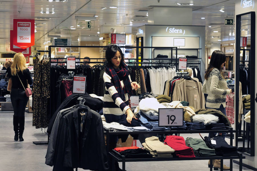 Las rebajas llenan las tiendas de Murcia